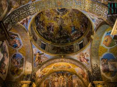 Al centro si apre con grande effetto scenografico la cupola, nella quale Carlo Rosa raffigur� un vero e proprio paradiso celeste su fondo dorato